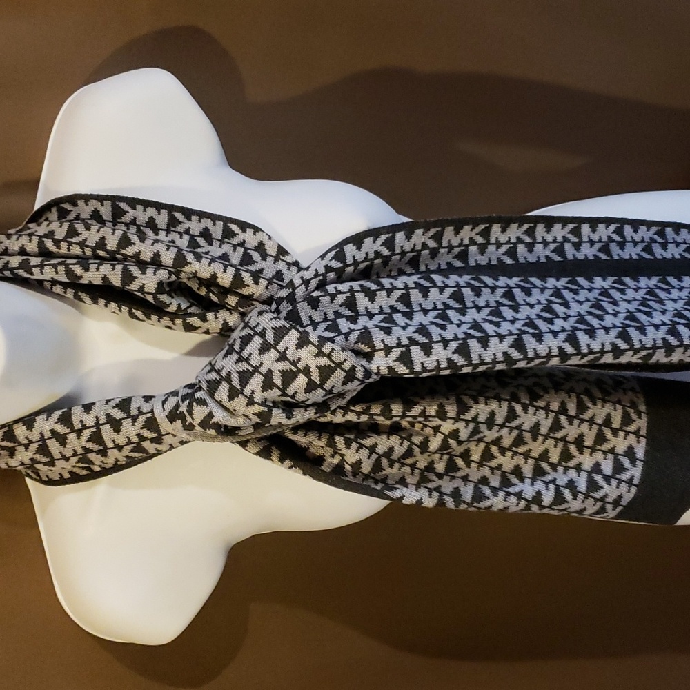 Michael Kors Signature Gray Scarf - Picture 3 of 7